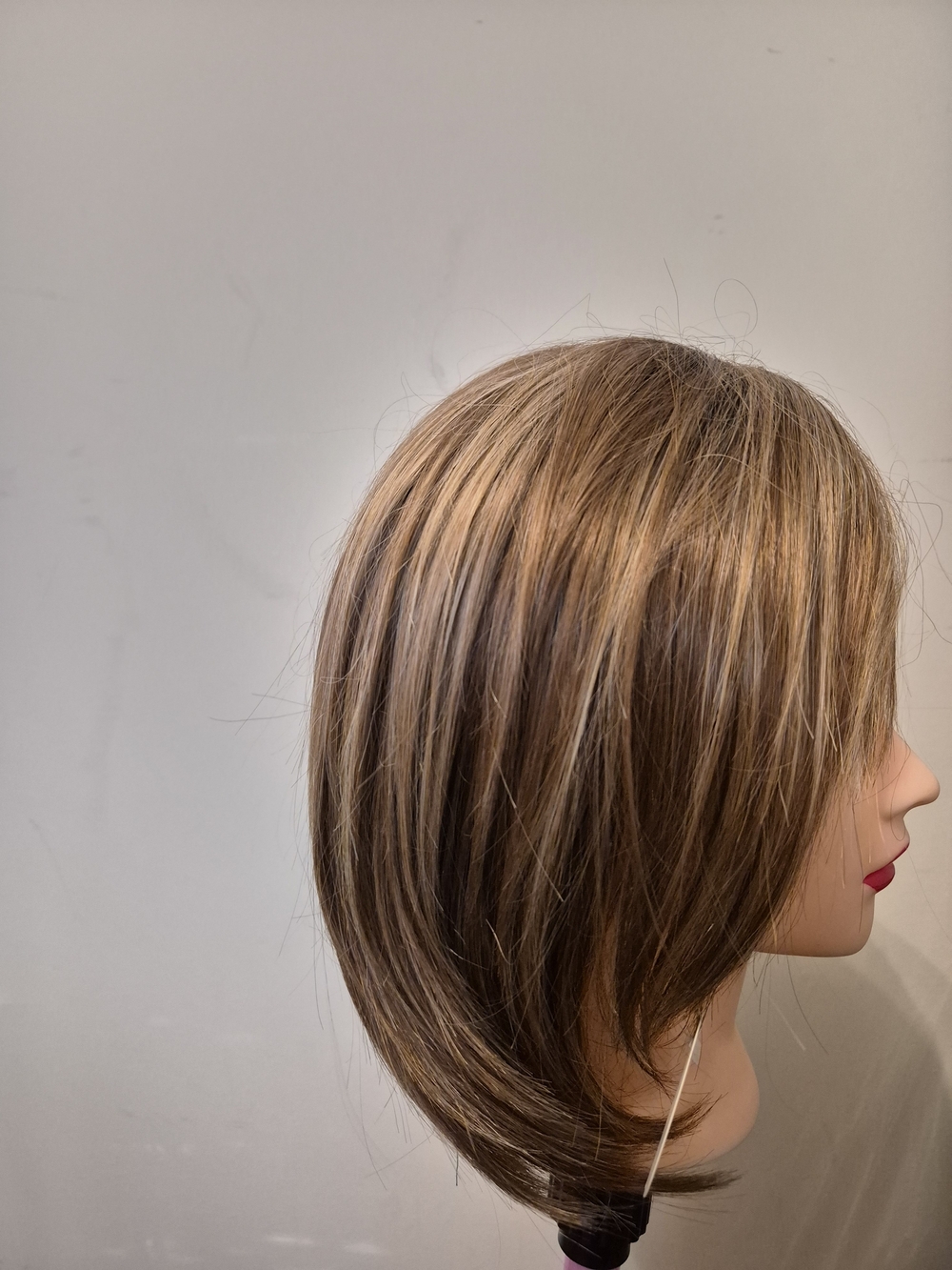 Synthetic Layered Bob Wig in Light Brown with Blonde Highlights
